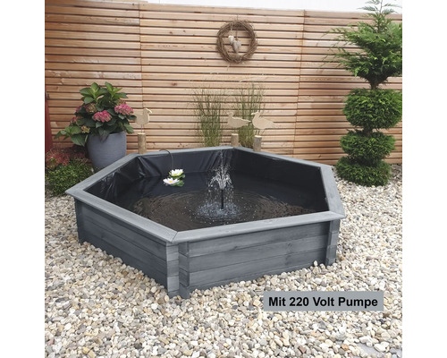 Gartenansicht mit achteckigem Hochteich aus Holz und 220-Volt-Pumpe