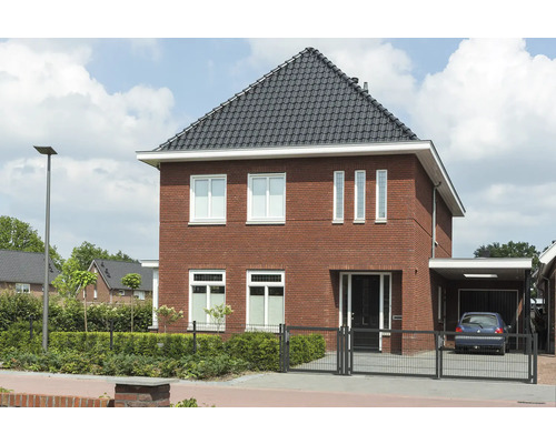 Zweigeschoßiges Wohnhaus mit Ziegelmauerwerk und dunklem Ziegeldach