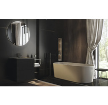 Modernes Badezimmer mit Badewanne, Waschtisch, Spiegel und Fenster