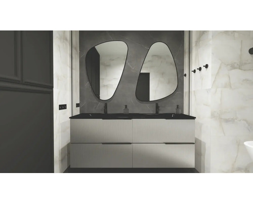 Modernes Badezimmer mit Doppelwaschtisch, zwei Spiegeln in unregelmäßiger Form und Armaturen