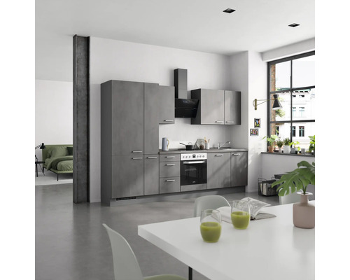 Moderne Küche in Grau mit Dunstabzugshaube und Elektrogeräten in einem hellen Raum