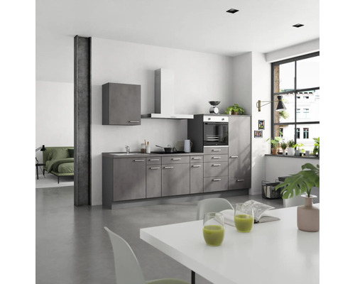 Moderne Küche mit grauen Schränken, Spüle, Dunstabzugshaube und Backofen in einem hellen Raum.