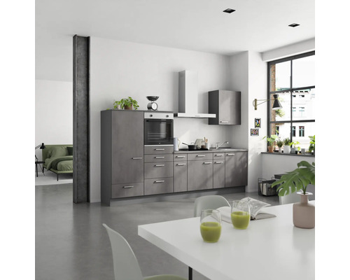 Moderne Küche mit grauen Schränken, weißer Dunstabzugshaube und großem Fenster