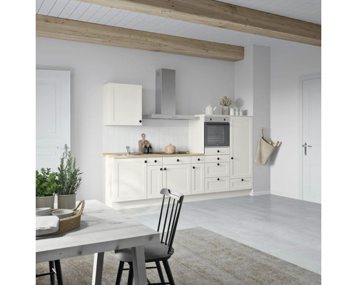 Helle Küche mit Holzdetails und Esstisch
