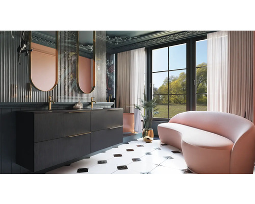 Badezimmer mit Waschtisch, Spiegeln und Sitzbank vor dem Fenster