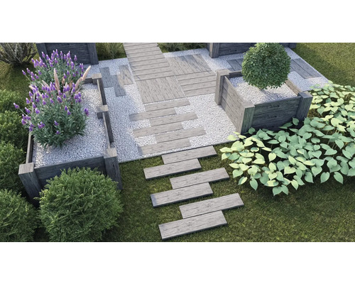 Gartenlandschaft mit Holzweg, Kiesfläche und Bepflanzung