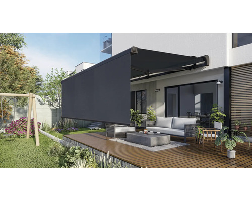 Terrasse mit Markise, Sitzmöbeln und Pflanzen