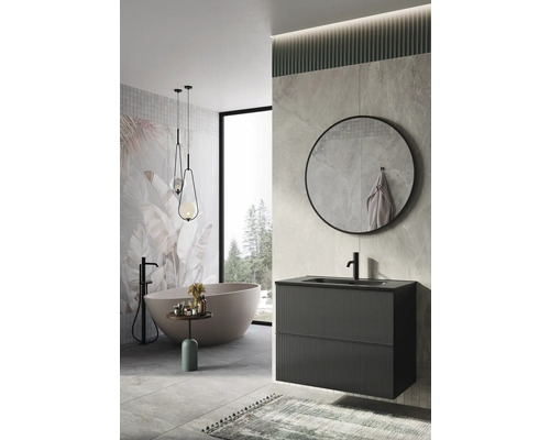 Helles Badezimmer mit Badewanne, Waschtisch und Spiegel für ein modernes Ambiente