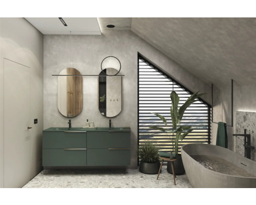 Badezimmer mit Waschtisch, Spiegeln, Badewanne und Dachfenster