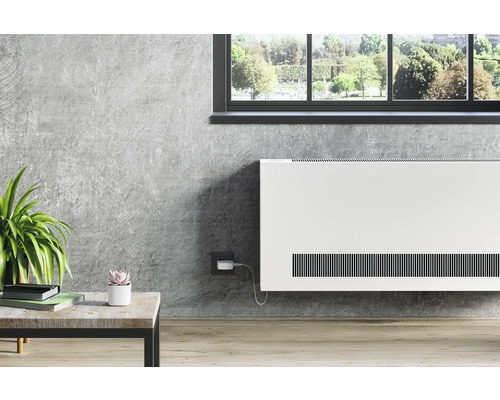 Elektrischer Heizkörper an einer Wand mit Fenster, Tisch und Pflanzen