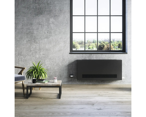 Wohnraum mit Heizkörper, Fenster und Beistelltisch