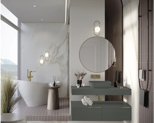 Modernes Badezimmer mit Badewanne, Waschtisch, Spiegel und Beleuchtung