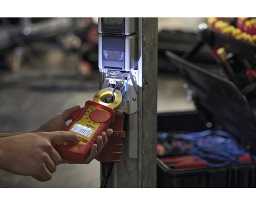 Person misst Stromstärke mit einem Wiha Strommessgerät an einer Steckdose