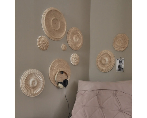 Wanddekoration mit Stuckrosetten in einem Schlafzimmer