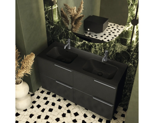 Badezimmeransicht mit Doppelwaschtischunterschrank, zwei Waschbecken und Armaturen