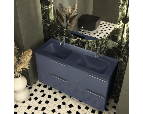 Modernes Badezimmer mit Doppelwaschtisch, Unterschrank und Spiegel