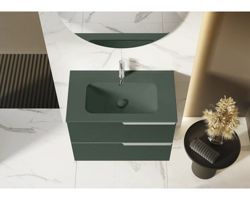 Badezimmer mit Waschtischunterschrank, Waschbecken und Spiegel