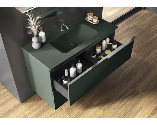 Badezimmer mit Waschbeckenunterschrank, offenem Schubfach und Waschtisch