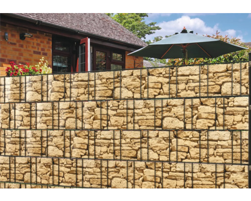 Gabionenzaun mit Steinfüllung vor einem Haus