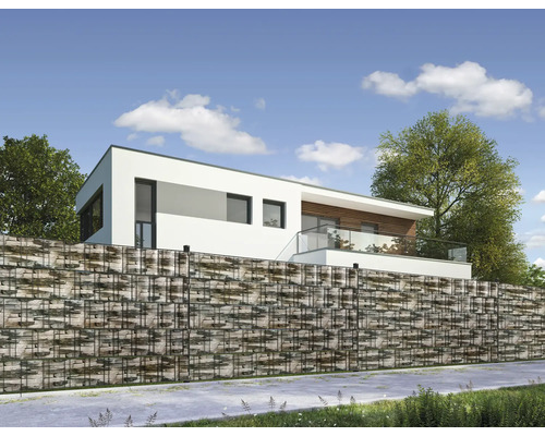 Gabionenwand mit Steinfüllung vor einem modernen Haus