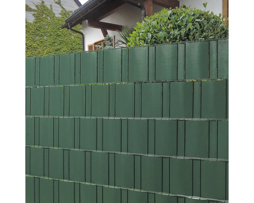 Sichtschutzzaun mit Paneelen im Garten