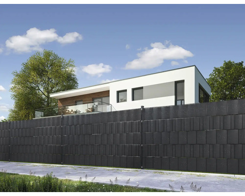 Ansicht eines Gartenzauns aus Kunststoff vor einem Wohnhaus