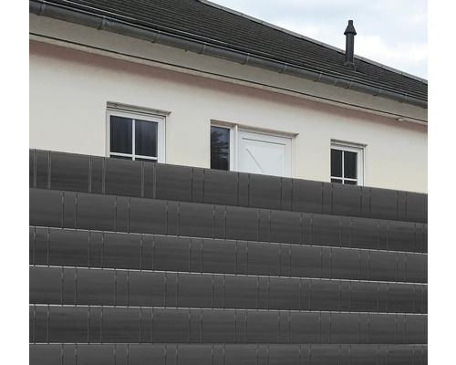 Dunkelgrauer Sichtschutzzaun vor einem Wohnhaus