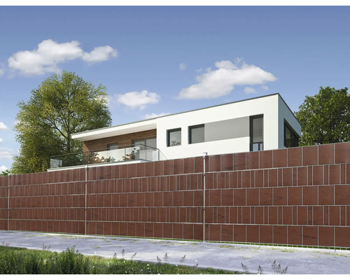 Sichtschutzzaun aus Holz vor einem modernen Haus