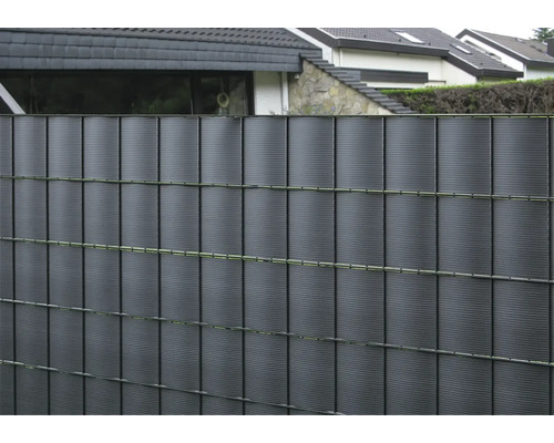 Sichtschutzzaun aus Kunststoff mit horizontaler Streifenstruktur