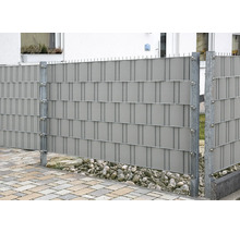 Sichtschutzzaun aus Kunststoff mit Metallpfosten im Garten