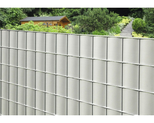 Doppelstabmattenzaun mit Sichtschutzstreifen im Garten