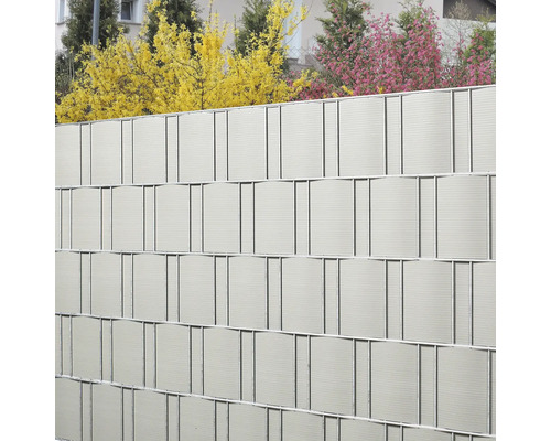 Sichtschutzzaun aus Kunststoff und Metall im Garten