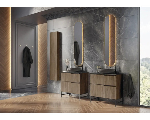 Badezimmer mit zwei Waschtischen, Spiegeln und Hochschrank vor einer Marmorwand