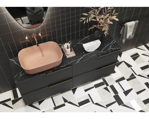 Modernes Badezimmer mit Aufsatzwaschbecken, Waschtischunterschrank mit Marmorplatte und geometrischen Bodenfliesen