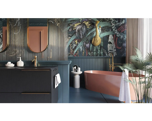 Elegantes Badezimmer mit Waschtisch, Spiegeln, Badewanne und dekorativer Wandgestaltung.