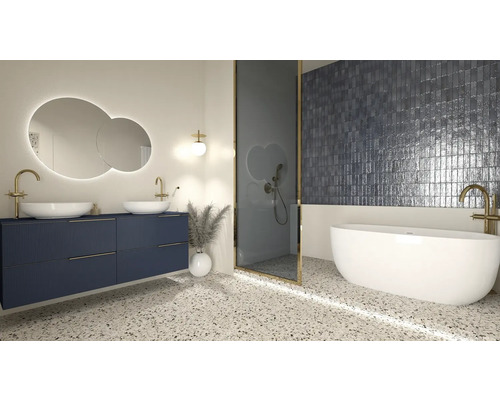 Modernes Badezimmer mit Doppelwaschbecken, Dusche und freistehender Badewanne