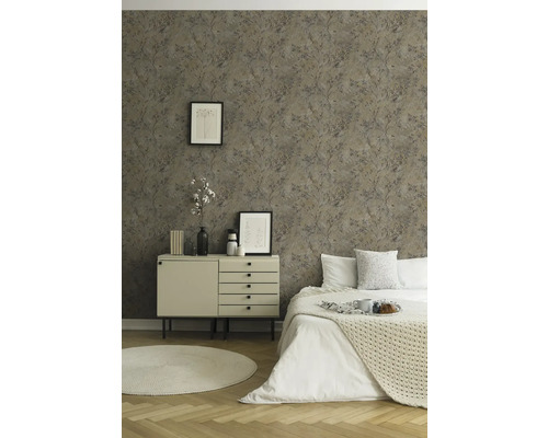 Schlafzimmer mit gemusterter Tapete, Kommode und Bett