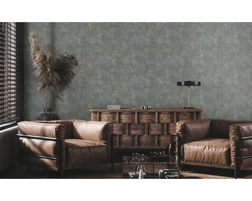 Wohnzimmer mit zwei Ledersesseln, Holztisch und gemusterter Tapete