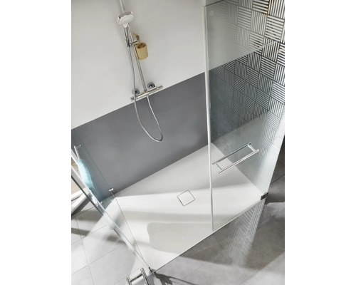 Ebenerdige Dusche mit Duscharmatur und Duschwand