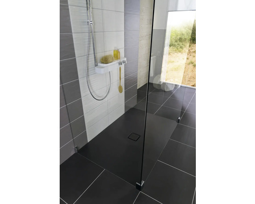 Begehbare Dusche mit Duschwanne, Duschabtrennung aus Glas und Fliesen