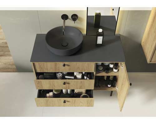 Badezimmer mit Waschtischunterschrank, Aufsatzwaschbecken und offenem Stauraum für Badutensilien