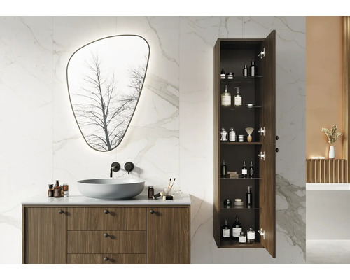 Modernes Badezimmer mit Waschtisch, Spiegel und offenem Hochschrank zur Aufbewahrung von Badartikeln