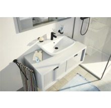 Modernes Badezimmer mit Waschbecken, Unterschrank und Armatur