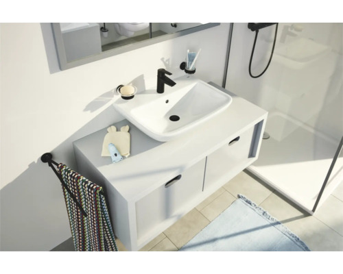Modernes Badezimmer mit Waschbecken, Unterschrank und Armatur