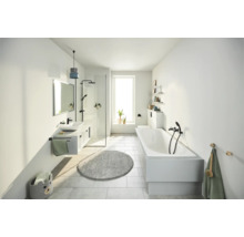 Helles Badezimmer mit Dusche, Waschtisch, Badewanne und Tageslicht