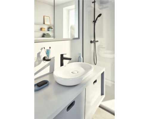 Modernes Badezimmer mit Waschbecken, Armatur und Dusche