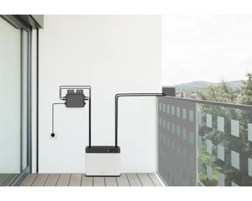 Balkonsolaranlage mit Wechselrichter und Energiespeicher auf einem Balkon