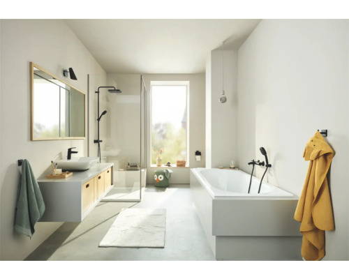 Helles Badezimmer mit Waschbecken, Spiegel, Dusche, Badewanne und Handtüchern