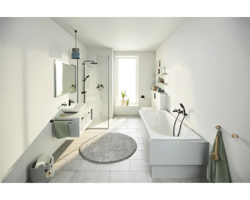 Helles Badezimmer mit Badewanne, Dusche, Waschbecken und Spiegel.