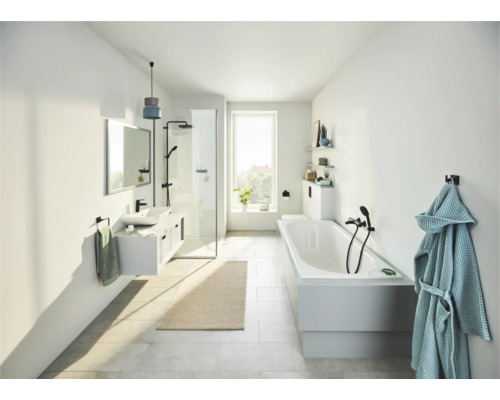 Helles Badezimmer mit Dusche, Waschtisch, Spiegel und Badewanne.